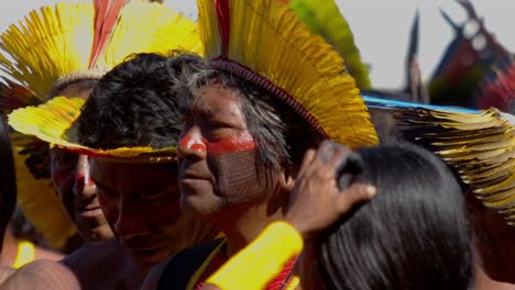 Ein-Einheimischer-Amazonas-Mann-Mit-Schöner-Kopfbedeckung-Und-Traditionellen-Gesichtstattoos