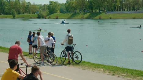 Gente-Viendo-La-Regata-De-Barcos-En-El-Lago-Jarun,-Zagreb