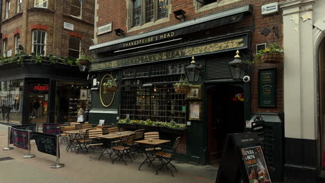 Shakespeare's-Head-pub,-Carnaby-Street,-London,-Wide-Shot,-Day,-Exterior