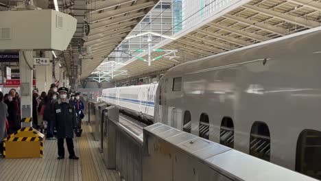 Hochgeschwindigkeitszug-Kommt-Am-Bahnhof-Kyoto-In-Japan-An