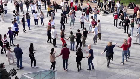 La-Gente-Baila-Al-Son-De-La-Música-En-Las-Calles-De-Valencia,-España.