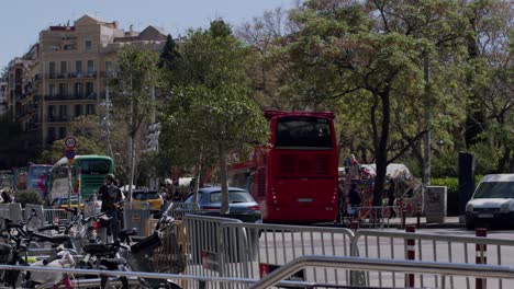 Autobús-Turístico-Rojo-De-La-Ciudad-De-Barcelona-En-Un-Día-Soleado-Con-Turistas-Y-Vida-Urbana