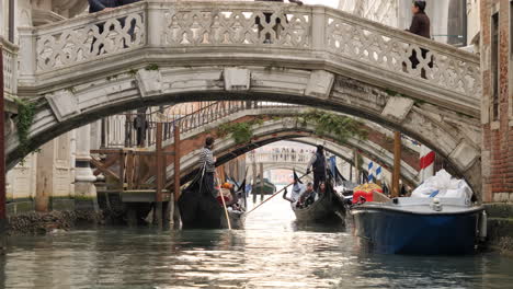 Gondelfahrt-Im-Venedig-Kanal,-Boote-Fahren-Unter-Der-Brücke-Hindurch,-Italien