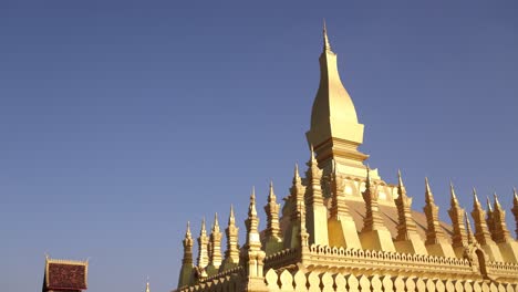 Goldene-Türme-Des-Buddhistischen-Tempels-Pha-That-Luang-Golden-Stupa-In-Vientiane,-Laos