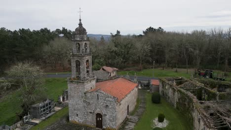 Iglesia-De-San-Xoan-De-Ourantes-En-Punxín,-Ourense,-Galicia,-España---Panorámica-Aérea