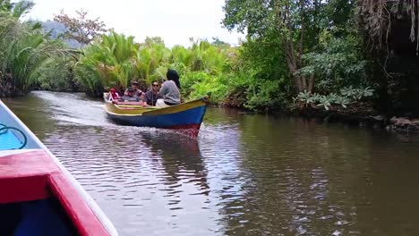 Los-Turistas-Que-Conducen-Un-Barco-Tradicional-Visitan-El-Sitio-Geológico-En-La-Aldea-De-Ramang-ramang,-Maros,-Sulawesi-Del-Sur.