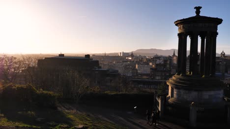 Vista-Media-Del-Horizonte-De-Edimburgo-Y-El-Monumento-A-Dugald-Stewart-Desde-Calton-Hill,-Edimburgo,-Escocia