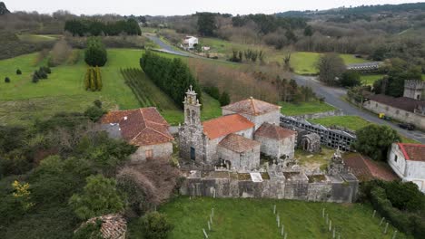 Kirche-Santa-Uxia-De-Eiras-Inmitten-Von-Grün,-San-Amaro,-Ourense,-Galicien,-Spanien