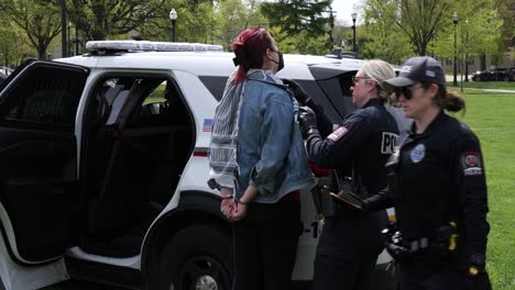 Student-Der-Ohio-State-University-Bei-Protesten-In-Gaza-Festgenommen,-Campus-Polizei-Nimmt-Studentin-In-Gewahrsam