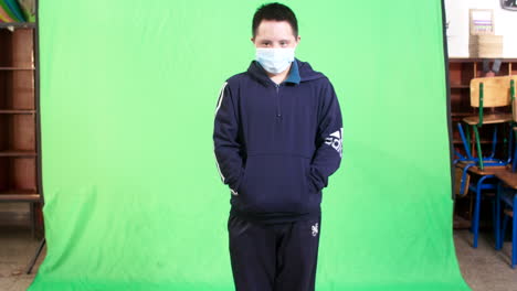 Allgemeine-Aufnahme-Eines-Kindes-Mit-Down-Syndrom-Mit-Einer-Maske