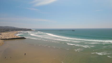 Fliegen-In-Richtung-Ocean-Beach-Pier-Mit-Café-In-San-Diego,-Kalifornien