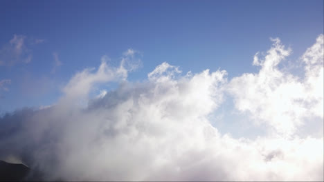 Stratuswolken-Steigen-Auf-Und-Leuchten-Im-Sonnenlicht-Unter-Blauem-Himmel-Oben-Am-Himmel