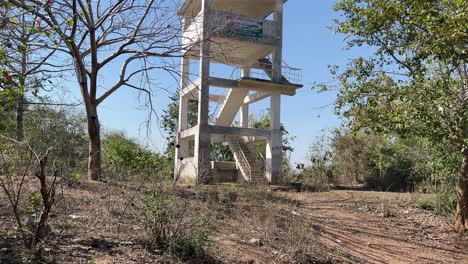 Tiro-Inclinado-Hacia-Arriba-De-Un-Tanque-De-Agua-Presente-En-Un-Bosque-En-Bihar,-India.