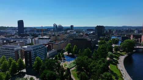 Aerial-view-over-the-Koskipuisto-park,-toward-downtown-Tampere,-summer-in-Finland