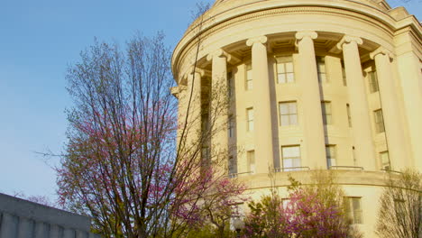 Das-Gebäude-Der-Federal-Trade-Commission-Sonnt-Sich-Im-Sonnenaufgang-Eines-Frühen-Frühlingsmorgens