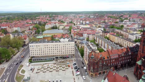 Oficina-Del-Distrito-De-Legnica-Y-Plaza-De-La-Catedral-En-Legnica,-Polonia