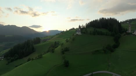 Luftaufnahme-Von-üppigen-Grünen-Hügeln-Im-Dorf-La-Val,-Südtirol,-Dolomiten,-Italien