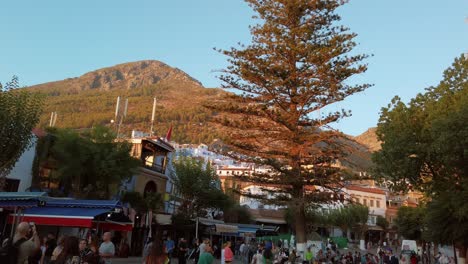 Touristen-Versammeln-Sich-Am-Späten-Nachmittag-In-Marokko-Auf-Dem-Zentralen-Stadtplatz-Von-Chefchaouen-Zur-Musikalischen-Unterhaltung-Und-Besichtigung-Der-Sehenswürdigkeiten