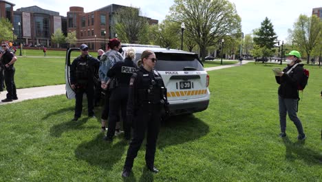 Student-Der-Ohio-State-University-Bei-Protesten-In-Gaza-Festgenommen,-Campus-Polizei-Nimmt-Studentin-In-Gewahrsam