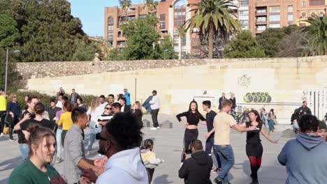 La-Gente-Baila-Al-Son-De-La-Música-En-Las-Calles-De-Valencia,-España.