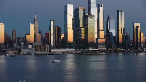 Inclinación-De-Los-Barcos-En-El-Río-Hudson-Hasta-El-Centro-De-Manhattan,-Nueva-York