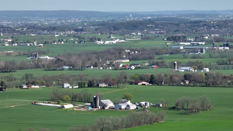 Paisaje-Rural-De-EE.UU.-Con-Tierras-De-Cultivo,-Almacenamiento-De-Silos-Y-Establos.