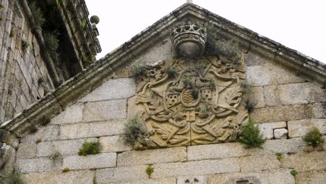 Cresta-Histórica-En-La-Iglesia-De-Santa-María-De-Beade,-Ourense,-España