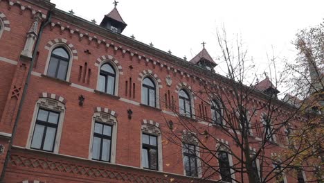 El-Edificio-De-Una-Escuela-Superior-En-Cracovia,-Vista-Panorámica.