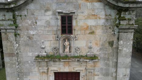 Facade-Statue,-Santa-Maria-de-Grixoa-Church,-Spain