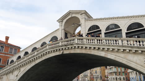 Gente-En-El-Puente-De-Rialto-Cruzando-El-Gran-Canal-En-Venecia,-Véneto,-Italia