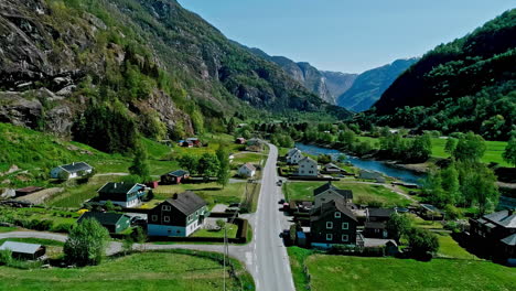 Pueblo-Escandinavo-De-Flam,-Al-Pie-De-Las-Imponentes-Montañas-Del-Suroeste-De-Noruega.