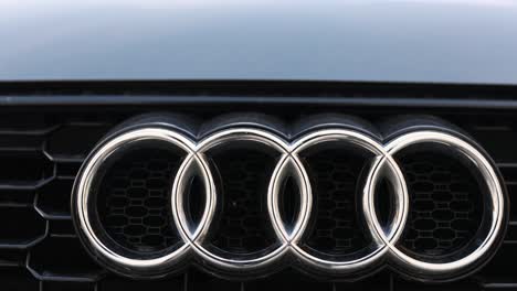 Nahaufnahme-Des-Silbernen-Audi-Logos-Auf-Dem-Schwarzen-Kühlergrill