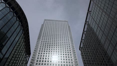 Blick-Auf-Canary-Wharf-In-London,-Ein-Lebendiges-Stadtzentrum-Mit-Wohnungen,-Einzelhandelsgeschäften,-Cafés-Und-Bars-Sowie-Ganzjährigen-Veranstaltungen-Und-Ausstellungen