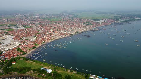 Puerto-Pesquero-De-Mucar,-El-Puerto-Pesquero-Más-Grande-De-Java,-Lleno-De-Actividad-Y-Que-Desempeña-Un-Papel-Importante-En-La-Economía-Local.