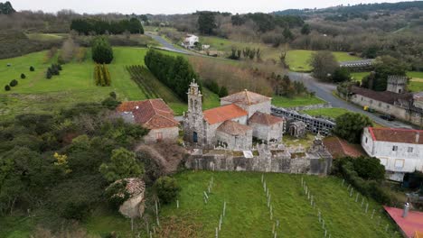 Kirche-Santa-Uxia-De-Eiras,-San-Amaro,-Luftaufnahme