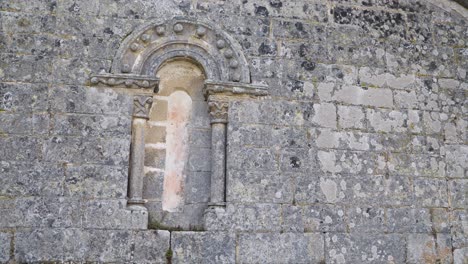 Antigua-Ventana-De-Piedra-De-La-Iglesia-De-San-Juan-De-Cortegada-En-Sarreaus,-Ourense,-Galicia,-España