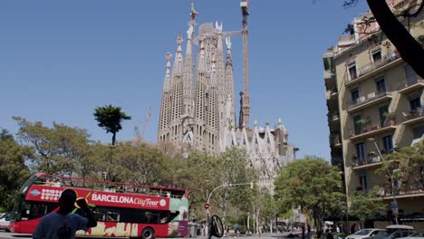 Sonniger-Blick-Auf-Die-Sagrada-Familia-In-Barcelona-Mit-Klarem-Himmel-Und-Stadtleben