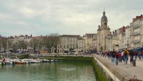 Aufnahme-Von-Vieux-Port,-Der-In-La-Rochelle-Liegt,-Einem-Alten-Hafen-An-Der-Westküste-Frankreichs-An-Einem-Bewölkten-Tag