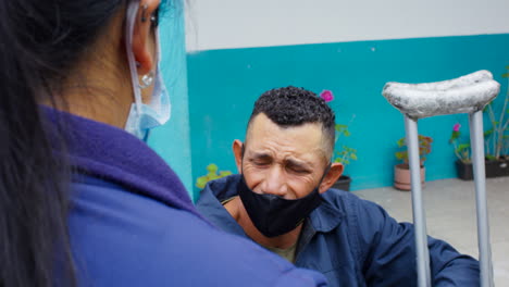 Foto-Detallada-De-Una-Mujer-Y-Un-Hombre-Con-Máscaras-Hablando