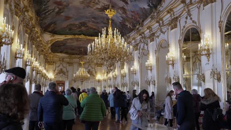 Schloss-Schönbrunn,-Ein-Beliebtes-Touristenziel-In-Wien,-Österreich,-Zieht-Besucher-Aus-Aller-Welt-An