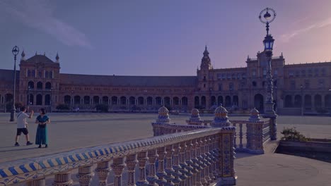 Los-Turistas-Disfrutan-De-La-Plaza-De-España-En-El-Colorido-Atardecer-De-Verano,-Sevilla,-España