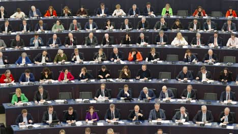 Miembros-Del-Parlamento-Europeo-Votando-Durante-La-Sesión-Plenaria-De-La-Ue-En-Estrasburgo,-Francia---Toma-Estática-Media