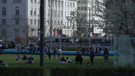 Parque-Público-En-Viena,-Cuando-La-Gente-Descansa-Sobre-La-Hierba-Verde-Bajo-La-Luz-Del-Sol,-Austria