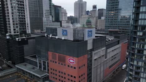 Bell-Center-Drone-Descendiendo,-Estadio-Multiusos-En-El-Centro-De-Montreal