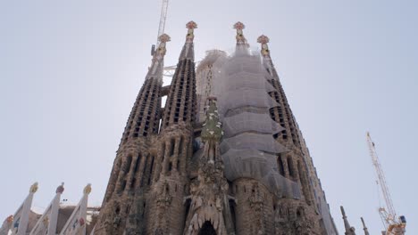 Vista-En-ángulo-Bajo-De-Las-Agujas-De-La-Sagrada-Familia-Contra-Un-Cielo-Despejado-En-Barcelona