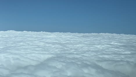 POV-Sobrevolando-Un-Manto-De-Nubes-Estratos,-Tomado-Desde-La-Cabina-De-Un-Avión