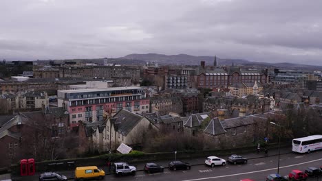 Plano-Amplio-Del-Horizonte-De-Edimburgo-Visto-Desde-El-Castillo-De-Edimburgo,-Escocia