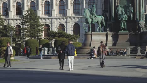 Turistas-Caminando-En-La-Plaza-Maria-theresien-Cerca-De-La-Estatua-Del-Caballero-A-Caballo-En-Viena,-Austria