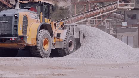 Máquina-Cargadora-En-Una-Cantera-Moviendo-Piedra-Triturada-Fina-Sobre-Una-Pila