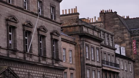 Lange,-Detaillierte-Aufnahme-Von-Gebäuden-In-Edinburgh,-Schottland